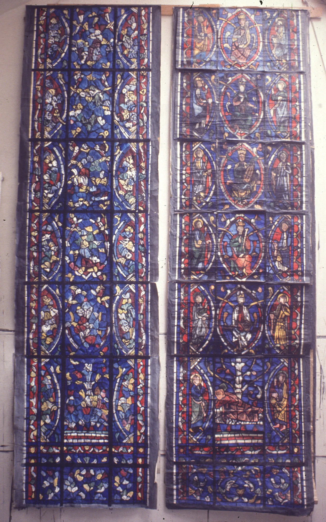 Après avoir recopié et complété sur le carton les éléments du XIIIᵉ siècle de l'Arbre de Jessé disposés sur ma table de verre, j'élabore avec les mêmes gestes les panneaux de création.