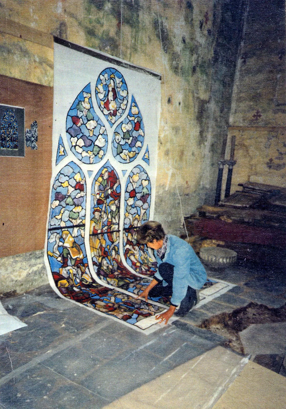 Travail sur le carton de l'Arbre de Jessé à l'intérieur de l'église