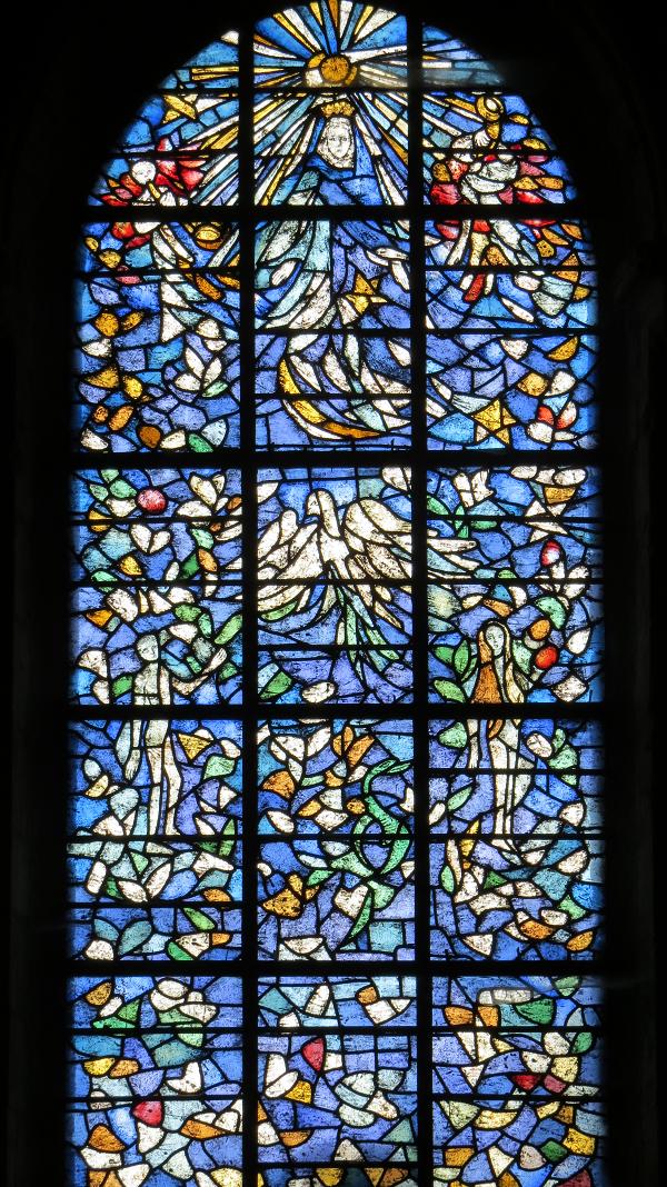 Douze vitraux dans la nef