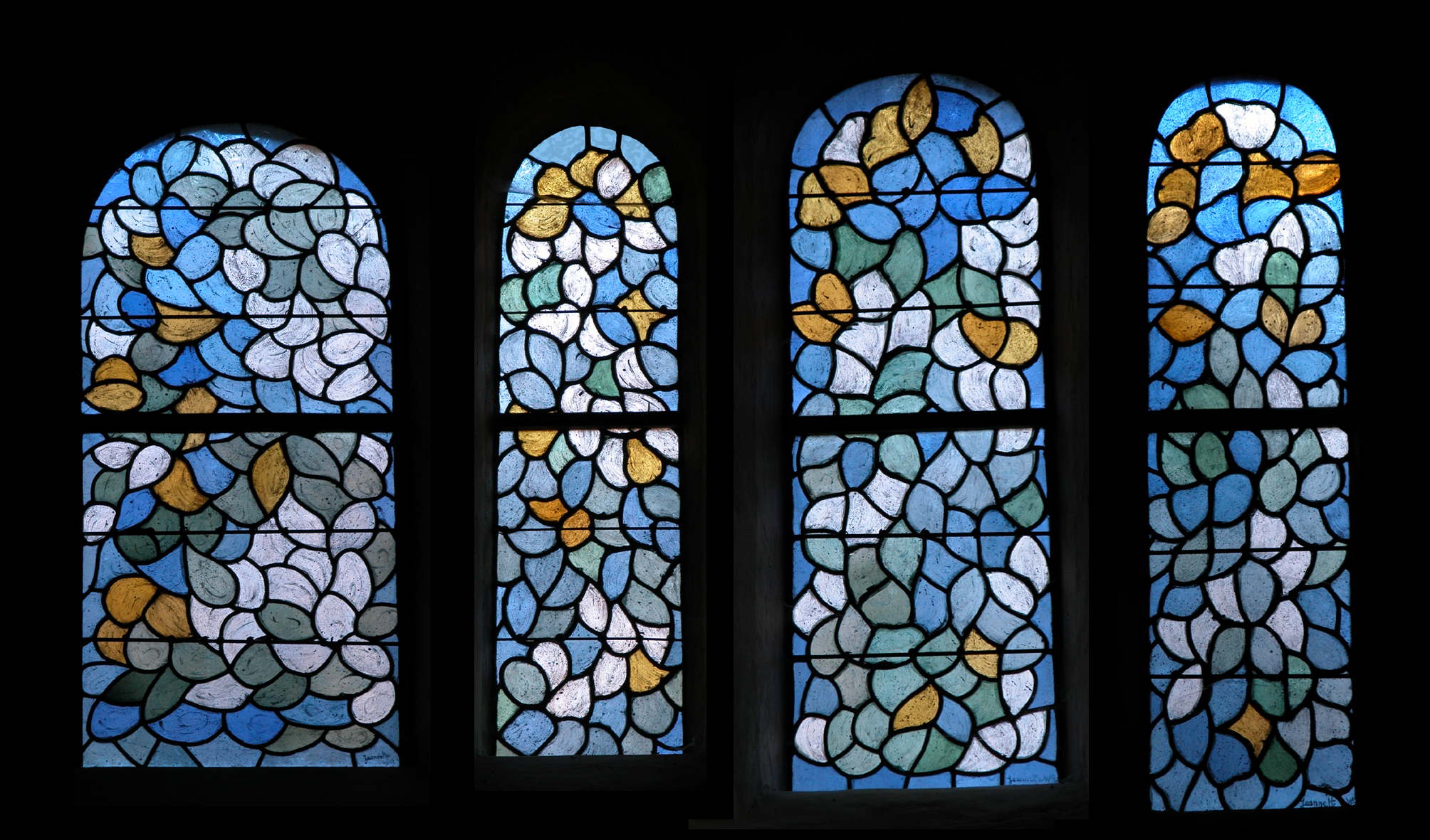 Dix-huit vitraux dans les nefs nord et sud